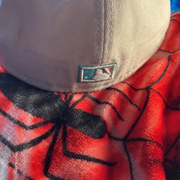 fitted hat - Picture 3 of 4